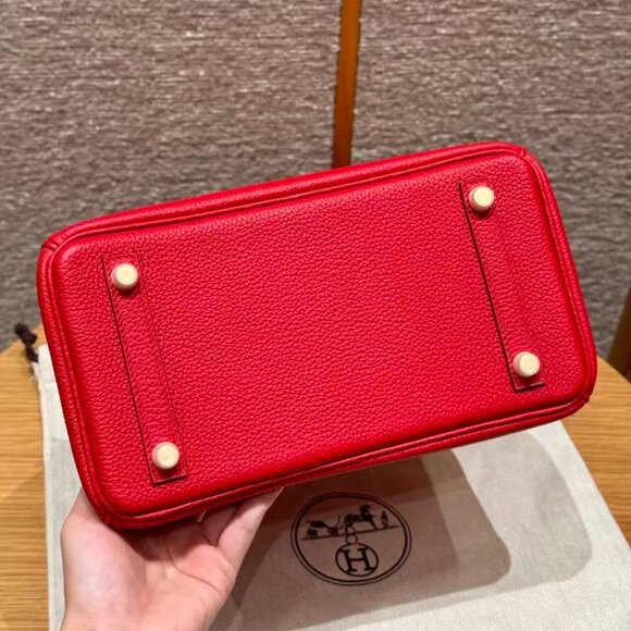 Classic Hermes Bag: A Stylish and Versatile Choice for Elegance - Picture 5 of 6